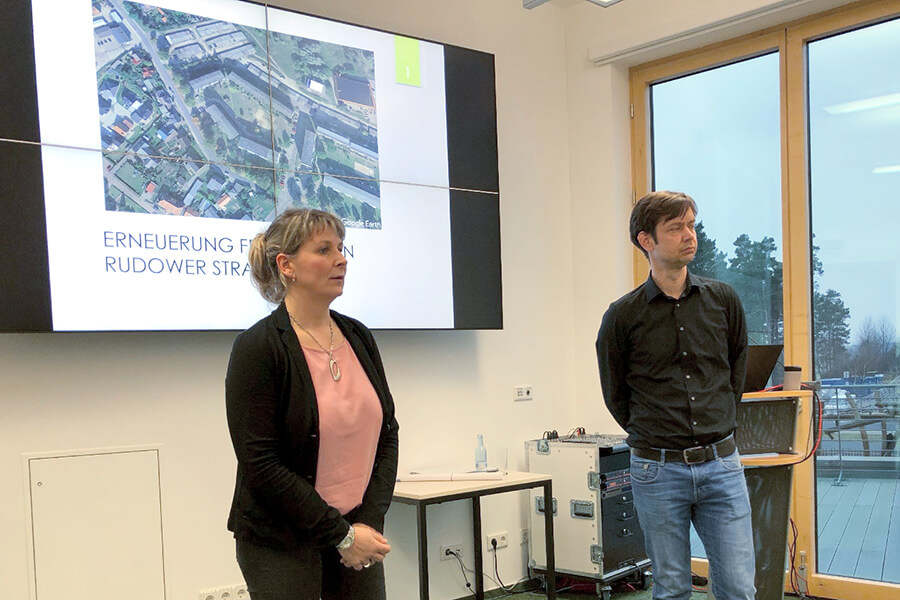 Herr Lüders und Frau Grahms stellten das neue MWG-Projekt „Erneuerung des Wohnumfeldes in Rudow“ vor.